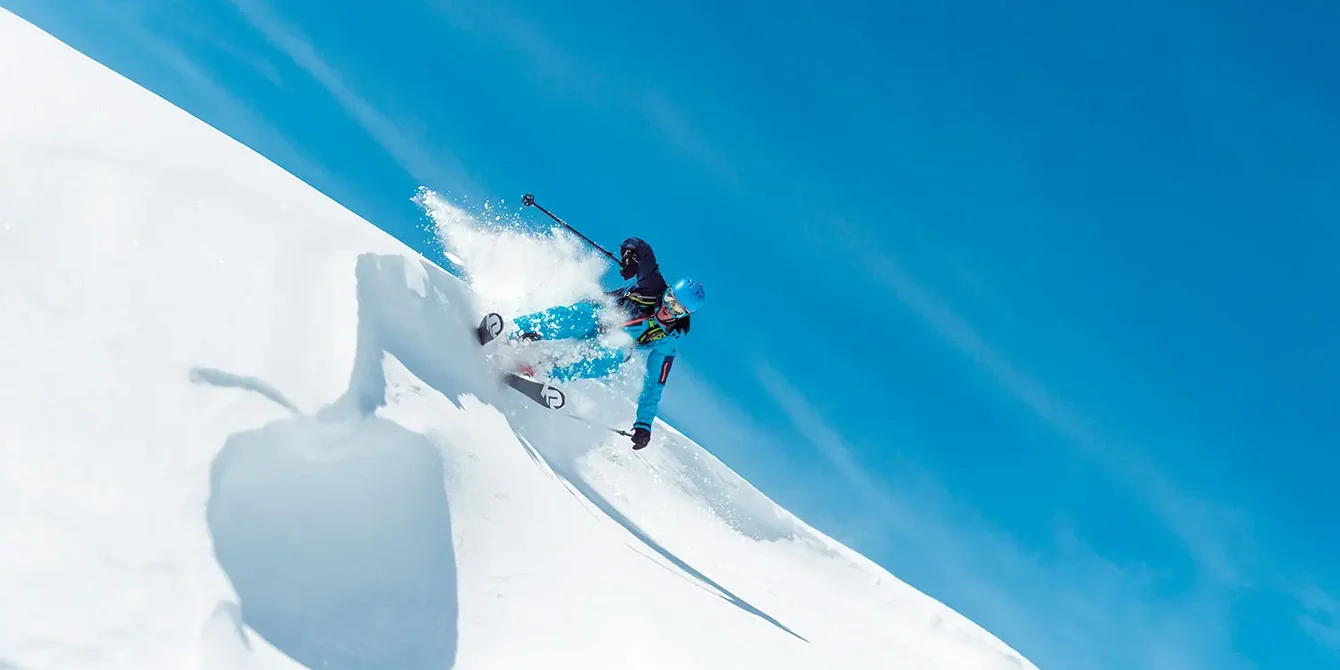 Skifahrer im Tiefschnee in Ischgl